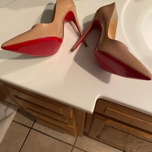 I am selling a pair of 39 Christian Louboutin Red Bottom Herls